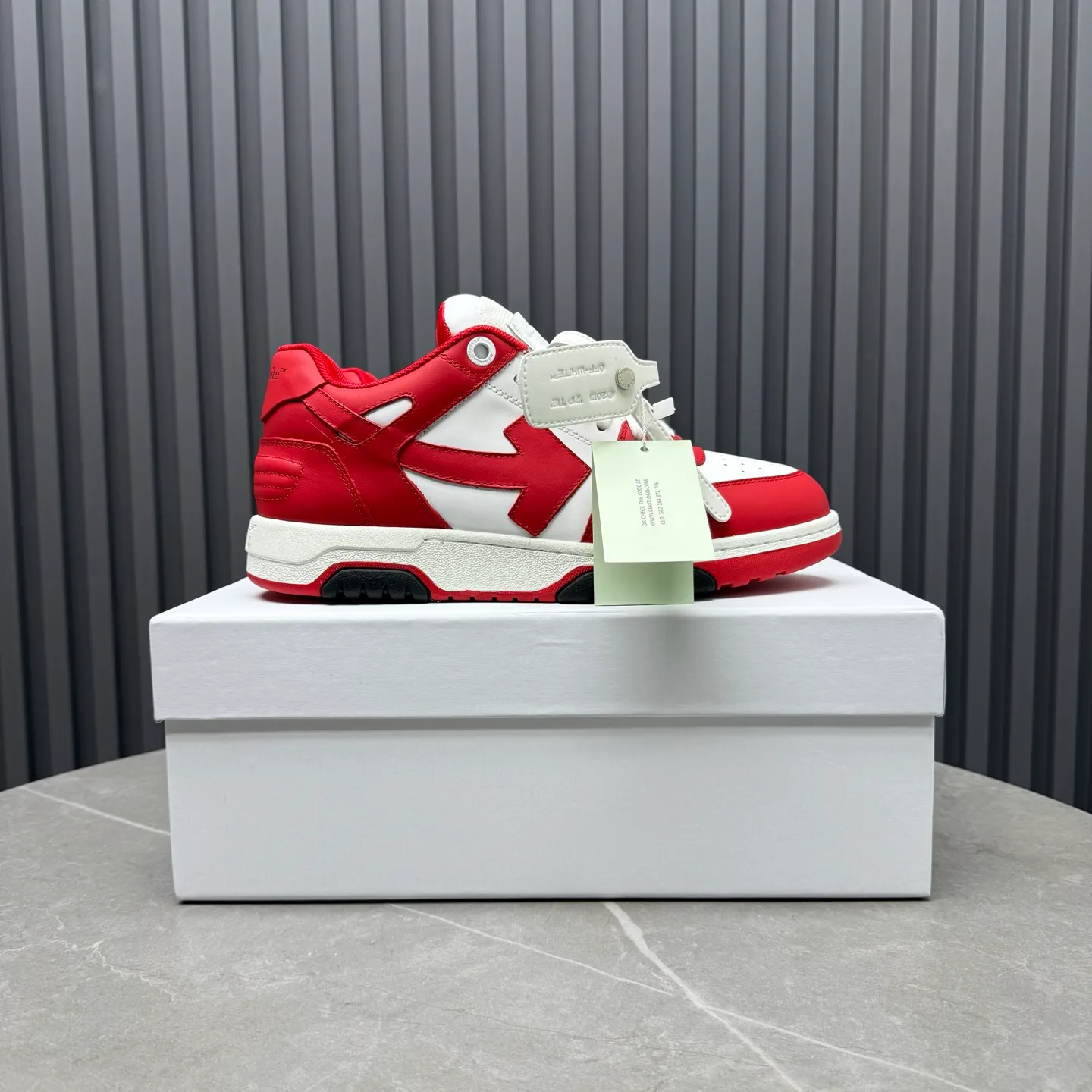 【off- white】P: 620💰Couple model👫, Size: 35-44 (Customized for men 38.45.46) High-quality version👊 "Out of office" series original molding, original lasting, production process 1:1 Original ➰OFF GRAY WHITE OW ➰ First-layer cowhide Imported skin-friendly and environmentally friendly polyester mesh Original molding high elastic and environmentally friendly molding pad Made with the original lasting process. The original molded rubber outsole (never yellows and deforms) has a super correct shape, bright color and strong three-dimensional effect👍. Packaging💯Full set of packaging synchronized with the official website (branded paper, certificate of quality, branded cloth bag)